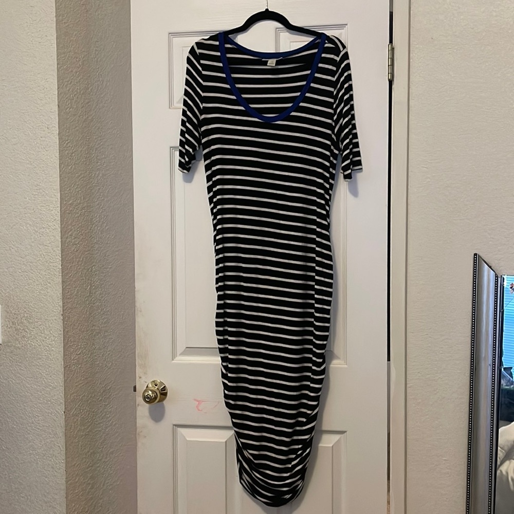 Maternity dress with cinched sides